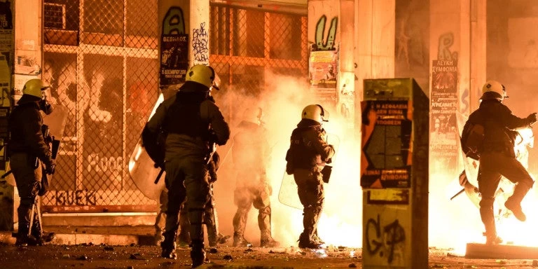 Δύο επιθέσεις με μολότοφ έξω από τα γραφεία του ΚΙΝΑΛ